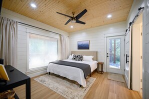 1 slaapkamer, een strijkplank/strijkijzer, gratis wifi, beddengoed