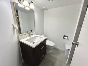 Hair dryer, towels, soap, shampoo - Comfy Room . (West Vancouver)