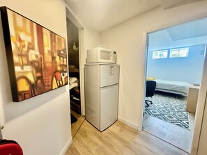 1 bedroom, desk, free WiFi, bed sheets - Comfy Room . (West Vancouver)