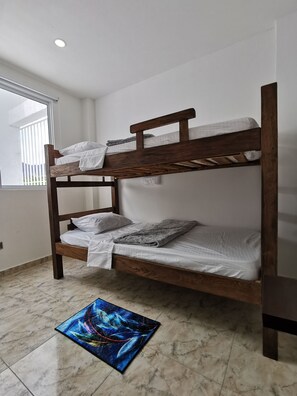 8 quartos, ferros/tábuas de passar roupa, Wi-Fi, roupa de cama
