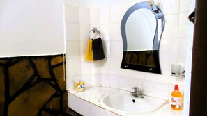 Dobbeltrom – classic, balkong, hageområde | Bad | Dusj, tøfler, håndklær og såpe