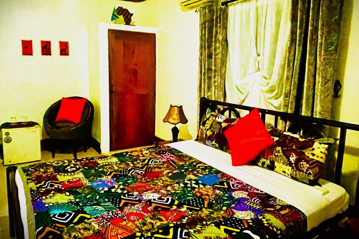 Habitación de diseño doble, frigorífico, en esquina | Escritorio, espacio para trabajar con un portátil, wifi gratis