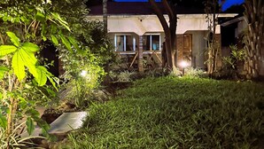A house with a garden at dusk. - Homefeeling Neneu Lodge (Moshi)