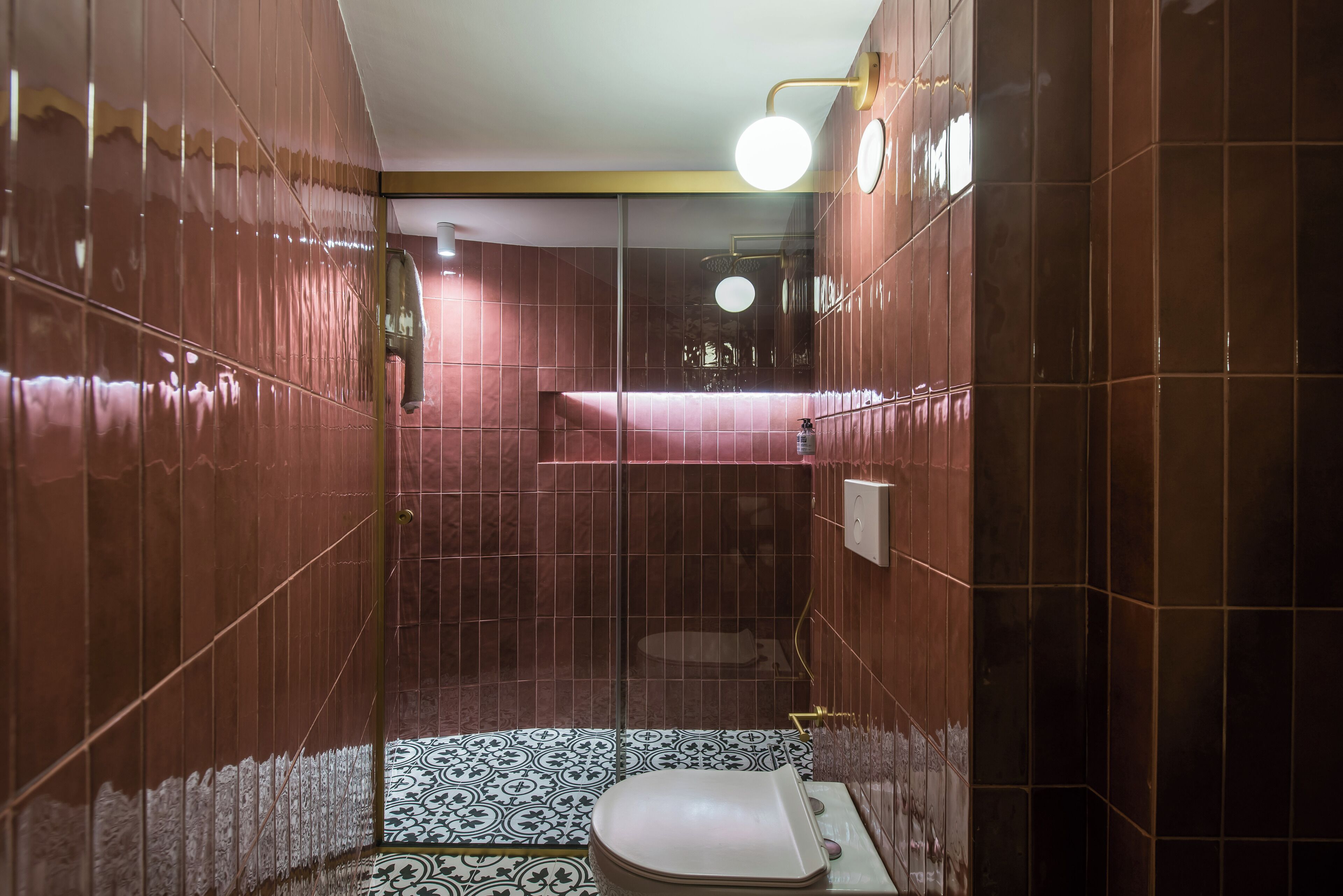 Dusch, hårtork, handdukar och tvål