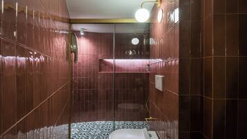 Dusch, hårtork, handdukar och tvål