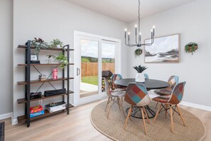 Dining - Blanco Lodge at Little Ranches 5 min to Square (Wimberley)