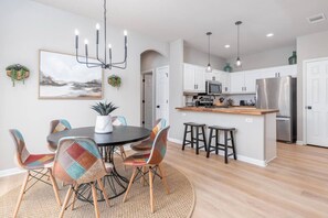 Dining - Blanco Lodge at Little Ranches 5 min to Square (Wimberley)