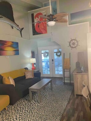 Living area - 5 stars 3 BR Condo " Cold Play-Yellow" (Corpus Christi)