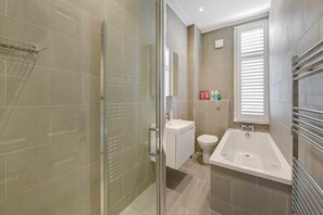 Serviettes fournies, shampoing, papier toilette