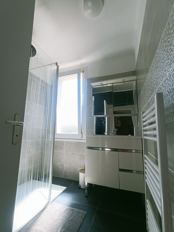 Douche, serviettes fournies