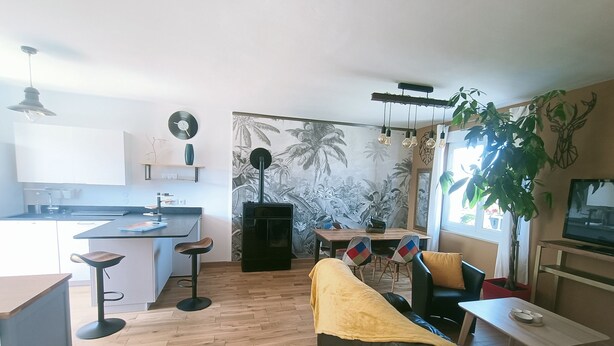 A modern living space with a kitchen, dining area, and seating. - Maison Avec Jardin Proche Centre Ville, 15 min de la Plage, 25 min de Brest (Lesneven)
