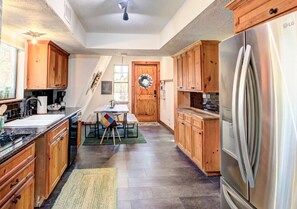 Fridge, microwave, oven, stovetop - NEW Treehouse at Link Lane 2 Acres w Hot Tub (Wimberley)