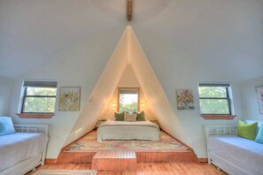 2 bedrooms, desk, iron/ironing board, travel crib - NEW Treehouse at Link Lane 2 Acres w Hot Tub (Wimberley)