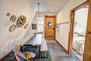 2 Schlafzimmer, Schreibtisch, Bügeleisen/Bügelbrett, Reisekinderbett