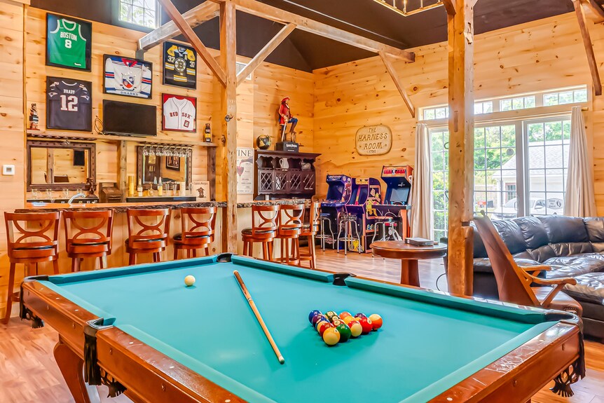 Cape Cod Estate: 2 Homes, Pool, Tennis Court, Game Barn And Bar, Sleeps 20 - Myles Standish State Forest, Carver