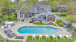 Une maison avec une piscine, un espace extérieur aménagé et un jacuzzi.
