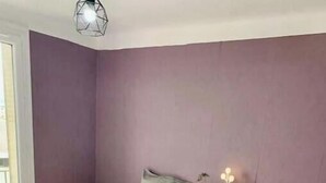 A bedroom with two single beds, a nightstand with a lamp, and a window with a view. - T3 Marseille 10mn drive from Velodrome & beach (Marseille)