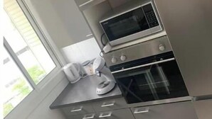 A compact kitchen with a microwave, oven, and kettle. - T3 Marseille 10mn drive from Velodrome & beach (Marseille)