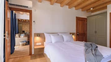 Familienapartment, Terrasse | Schreibtisch, schallisolierte Zimmer, Bügeleisen/Bügelbrett