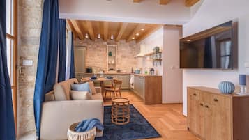 Familieleilighet, terrasse | Oppholdsområde | Smart-TV