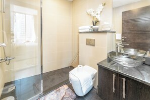 Departamento de lujo | Baño | Regadera, regadera tipo lluvia, secadora de cabello, toallas 
