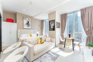 Luksusleilighet | Oppholdsområde | En 120-centimeters smart-TV med digitale kanaler