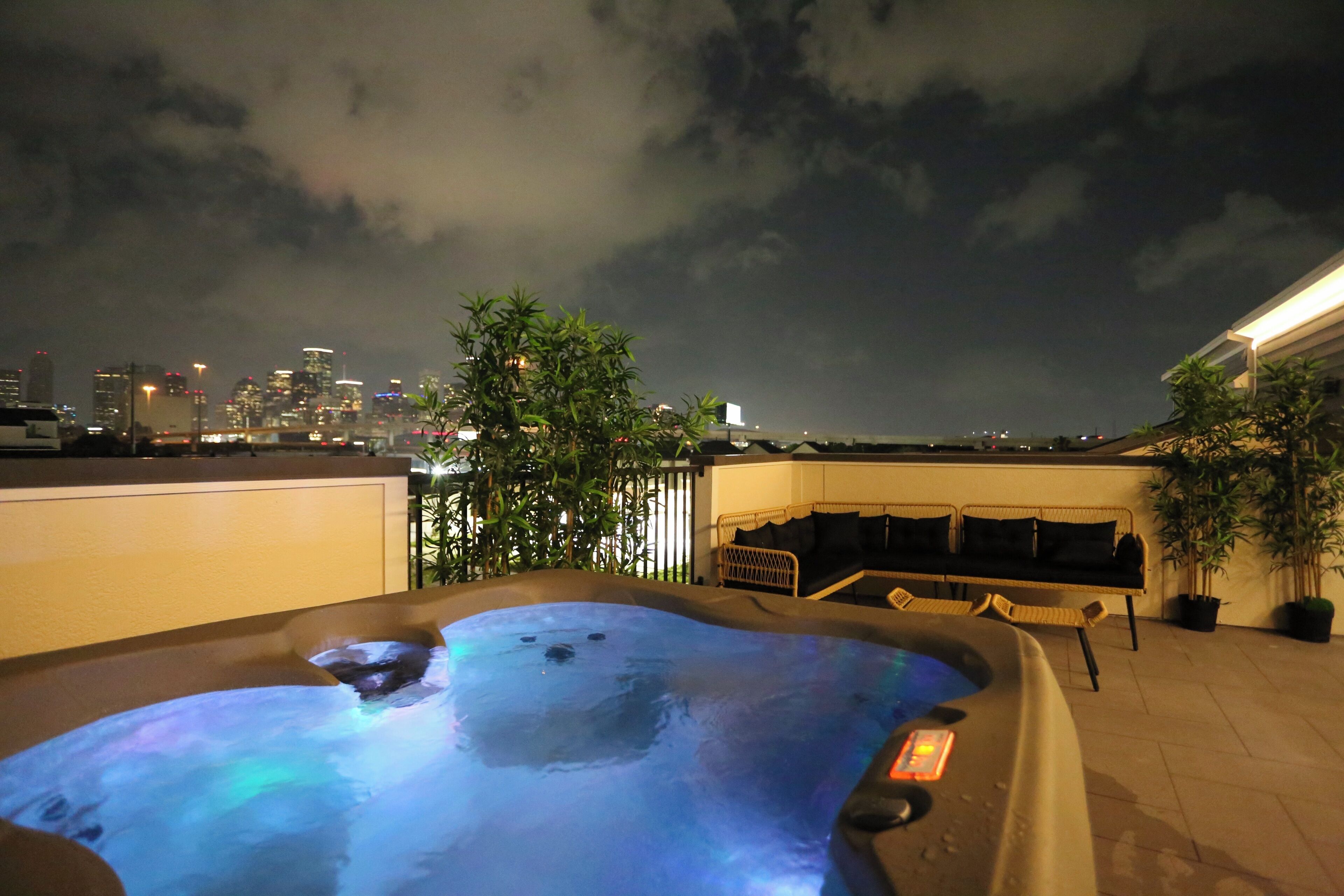 Houston Skyline View w/ Hot Tub 5 mins Downtown