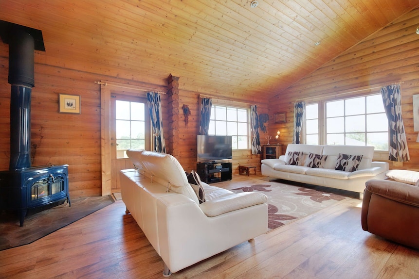 Faweather Grange - 5 Star - Pet Friendly - Hot Tub - Scandinavian Log Cabin - Haworth