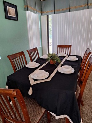 Dining - Spacious 5-Bdrm 4 bth pool home w/game room close to Theme Parks Spring Break (Kissimmee)