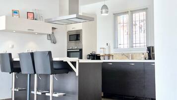 Een koelkast, een microgolfoven, een oven, een kookplaat