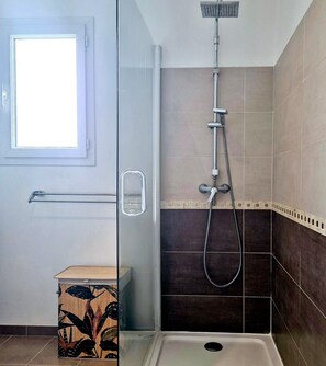 Douche, sèche-cheveux, serviettes fournies, papier toilette