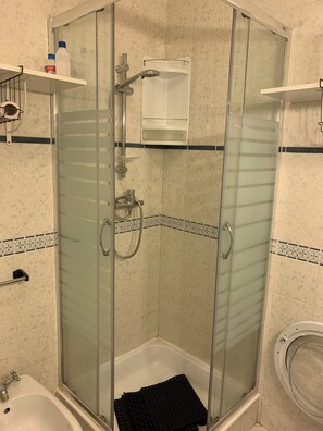 Doccia, asciugacapelli, bidet, asciugamani