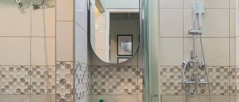 Regadera, secadora de cabello, toallas, jabón