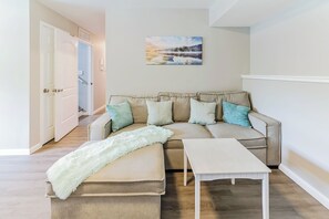 Smart TV, fireplace, video games, ping pong - Noor's Luxe Pocono Escape- Hot Tub- Fire Pit- Adventures & More! (Long Pond)