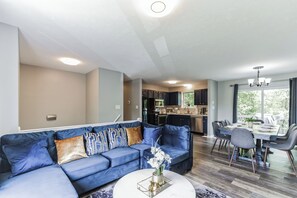 Smart-TV, Kamin, Videospiele, Tischtennisplatte