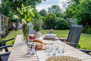 Outdoor dining - The Birdie- Sleeps 5 guests (York)