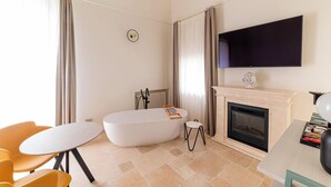 Excusive Suite With Bathtub | 客房内保险箱、笔记本电脑工作区、遮光窗帘、隔音