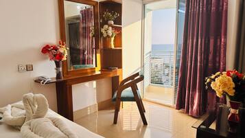 Premier Room | Meja, ruang kerja komputer riba, kalis bunyi, Wi-fi percuma