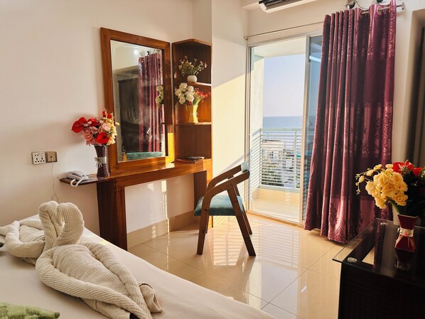 Premier Room | Desk, laptop workspace, soundproofing, free WiFi