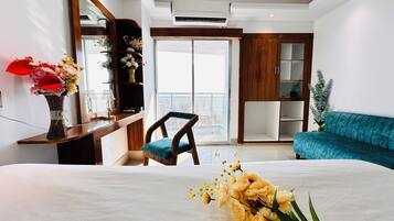 Superior Double Room, Sea View | Meja, ruang kerja komputer riba, kalis bunyi, Wi-fi percuma