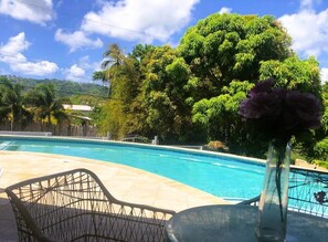 Una piscina al aire libre