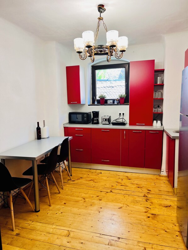 Kjøleskap, mikrobølgeovn, kokeplater og kaffetrakter/tekoker