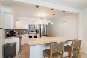 Een magnetron, een oven, een kookplaat, een vaatwasser