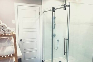 Dusj, hårføner og håndklær