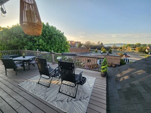Outdoor dining - Lakeview Loft. Downtown Petoskey. (Petoskey)