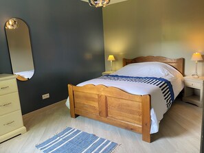 2 soverom, strykejern/-brett og sengetøy