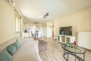 TV - FAMILY APARTMENT WITH PRIVATE SWIMING POOL IN VRAVRONA (Artemis)