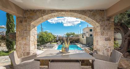 FAMILY APARTMENT WITH PRIVATE SWIMING POOL IN VRAVRONA