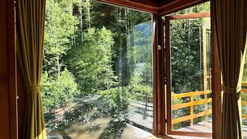 Alpehytte – panorama | Oppholdsområde | En 80-tommers Flatskjerm-TV med Parabol-TV