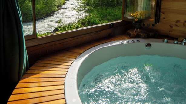 Alpehytte – honeymoon, elveutsikt